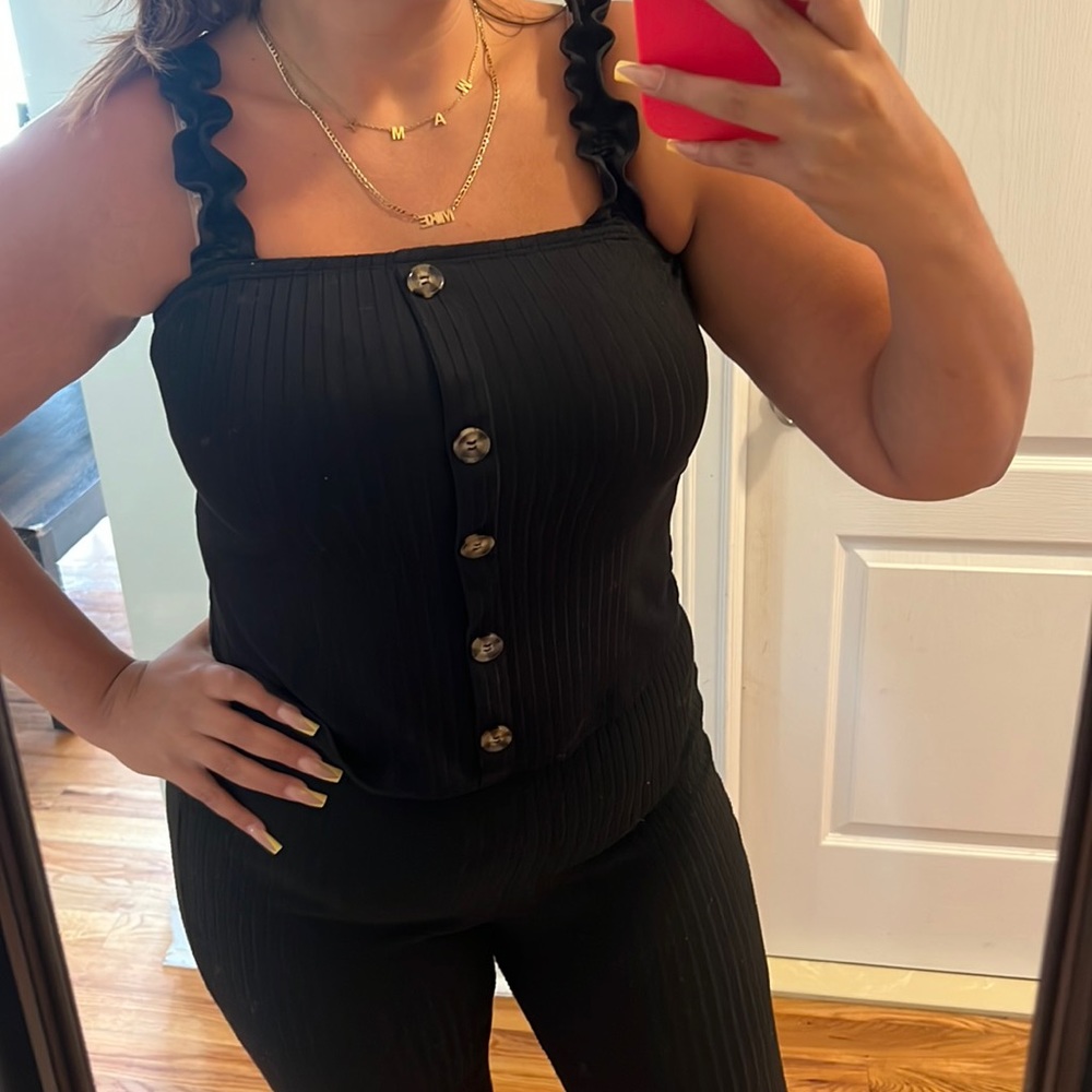 Ribbed tank top with button and ruffle sleeves